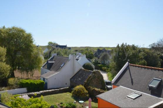 Au c�ur d'un village traditionnel, voici un ensemble atypique emprunt d'un grand charme, constitu� de trois b�timents tr�s bien entretenus.