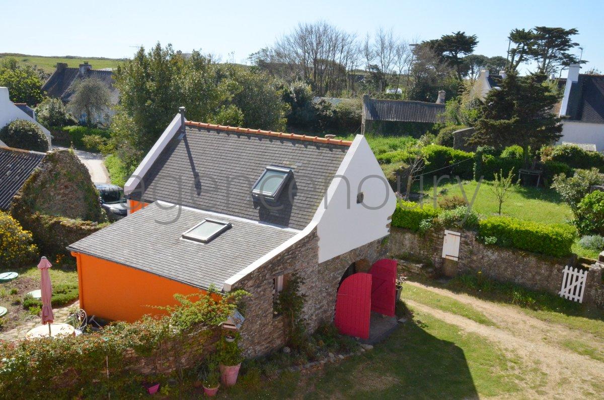 Au c�ur d'un village traditionnel, voici un ensemble atypique emprunt d'un grand charme, constitu� de trois b�timents tr�s bien entretenus.