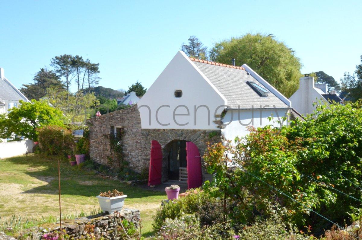 Au c�ur d'un village traditionnel, voici un ensemble atypique emprunt d'un grand charme, constitu� de trois b�timents tr�s bien entretenus.