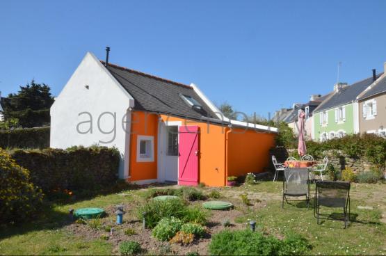 Au c�ur d'un village traditionnel, voici un ensemble atypique emprunt d'un grand charme, constitu� de trois b�timents tr�s bien entretenus.