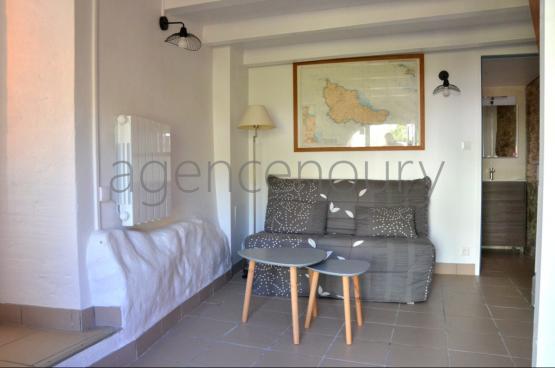 Au c�ur d'un village traditionnel, voici un ensemble atypique emprunt d'un grand charme, constitu� de trois b�timents tr�s bien entretenus.