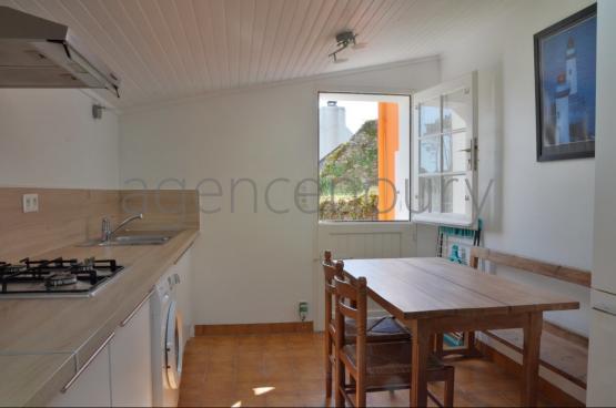 Au c�ur d'un village traditionnel, voici un ensemble atypique emprunt d'un grand charme, constitu� de trois b�timents tr�s bien entretenus.