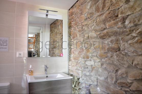 Au c�ur d'un village traditionnel, voici un ensemble atypique emprunt d'un grand charme, constitu� de trois b�timents tr�s bien entretenus.