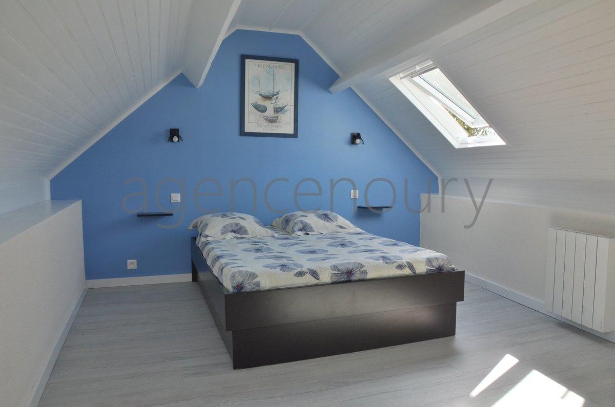 Au c�ur d'un village traditionnel, voici un ensemble atypique emprunt d'un grand charme, constitu� de trois b�timents tr�s bien entretenus.