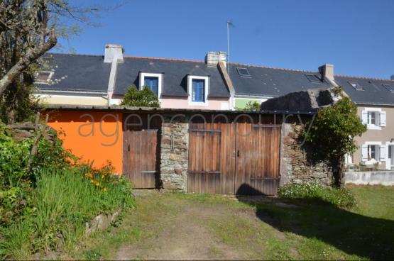 Au c�ur d'un village traditionnel, voici un ensemble atypique emprunt d'un grand charme, constitu� de trois b�timents tr�s bien entretenus.