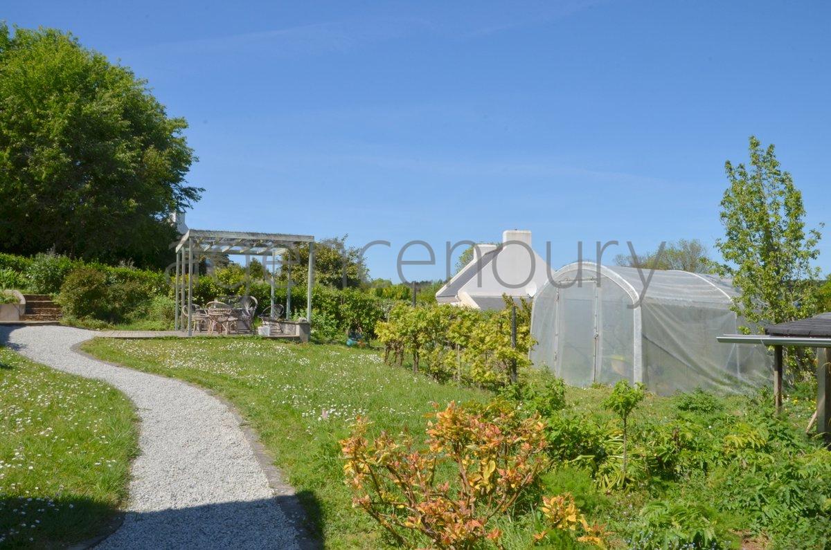 A 500 m�tres du c�ur de Palais, cette maison am�nag�e avec originalit� a �t� con�ue pour offrir confort et luminosit�.. 