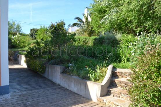 A 500 m�tres du c�ur de Palais, cette maison am�nag�e avec originalit� a �t� con�ue pour offrir confort et luminosit�.. 