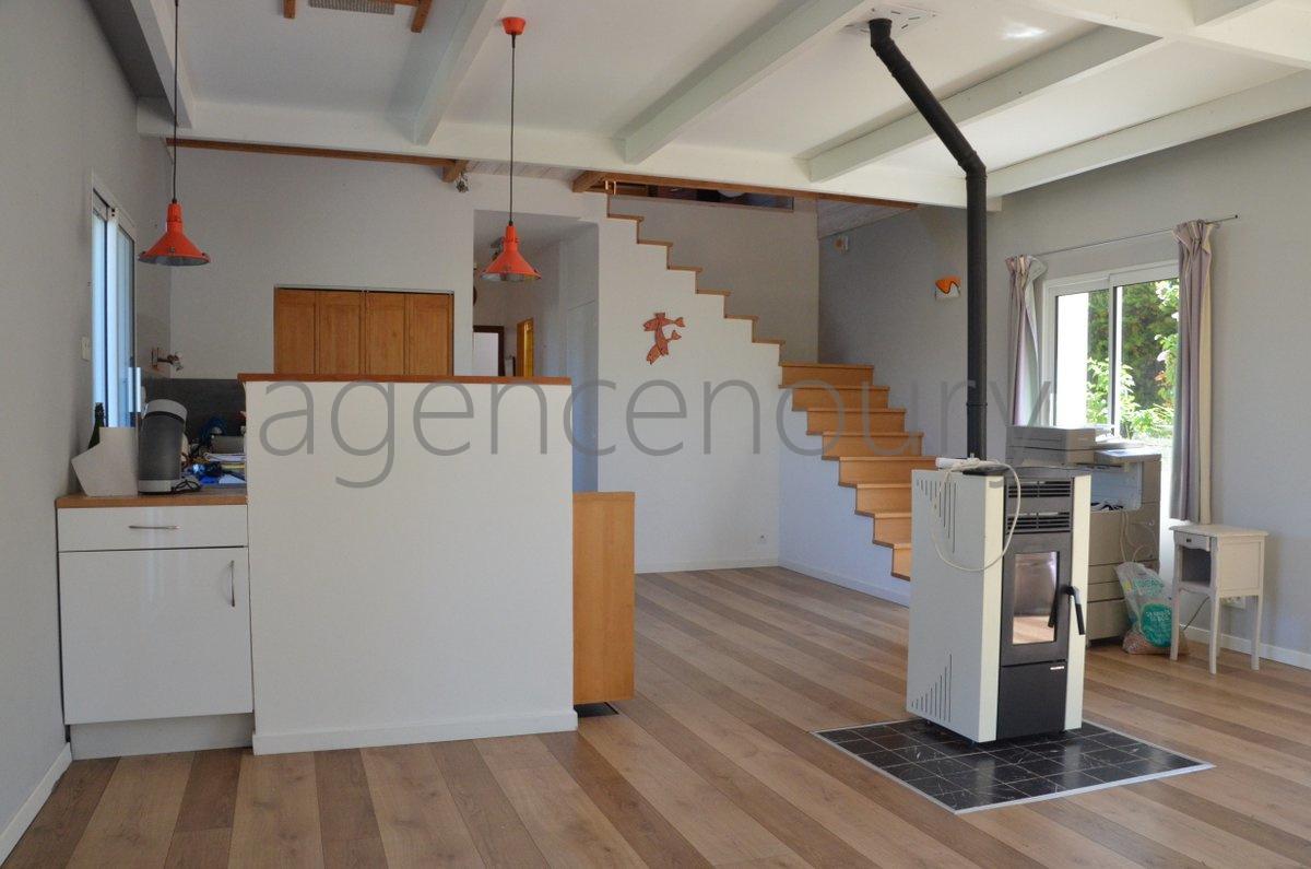 A 500 m�tres du c�ur de Palais, cette maison am�nag�e avec originalit� a �t� con�ue pour offrir confort et luminosit�.. 