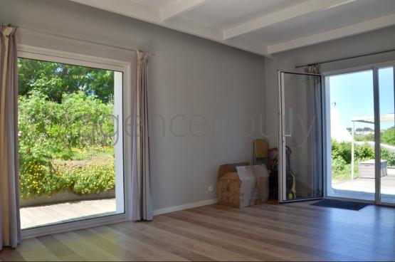 A 500 m�tres du c�ur de Palais, cette maison am�nag�e avec originalit� a �t� con�ue pour offrir confort et luminosit�.. 