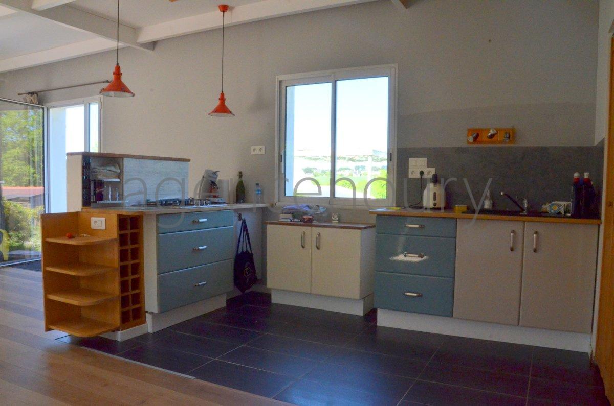 A 500 m�tres du c�ur de Palais, cette maison am�nag�e avec originalit� a �t� con�ue pour offrir confort et luminosit�.. 