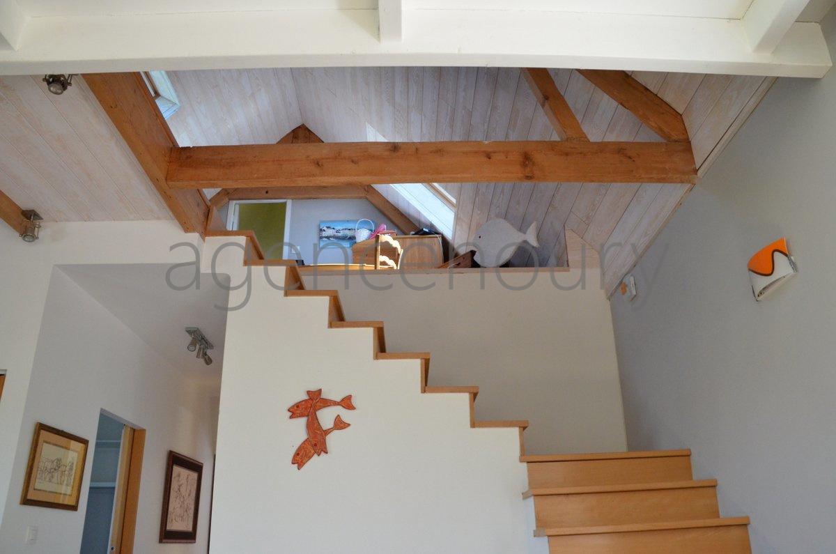A 500 m�tres du c�ur de Palais, cette maison am�nag�e avec originalit� a �t� con�ue pour offrir confort et luminosit�.. 