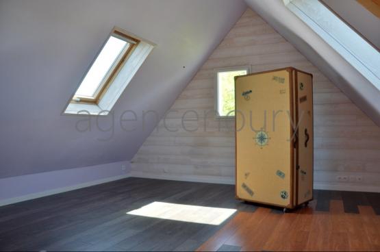 A 500 m�tres du c�ur de Palais, cette maison am�nag�e avec originalit� a �t� con�ue pour offrir confort et luminosit�.. 