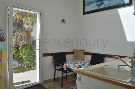 A 500 m�tres du c�ur de Palais, cette maison am�nag�e avec originalit� a �t� con�ue pour offrir confort et luminosit�.. 
