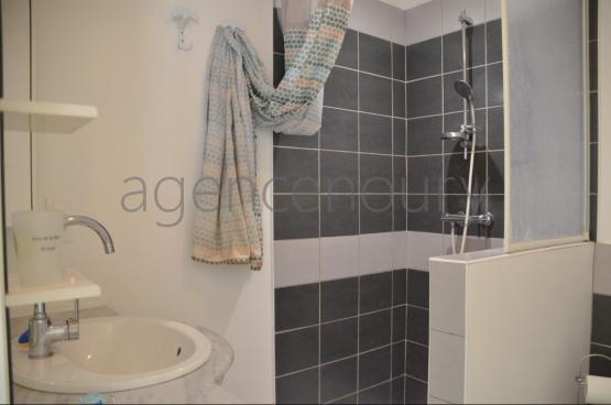 A 500 m�tres du c�ur de Palais, cette maison am�nag�e avec originalit� a �t� con�ue pour offrir confort et luminosit�.. 