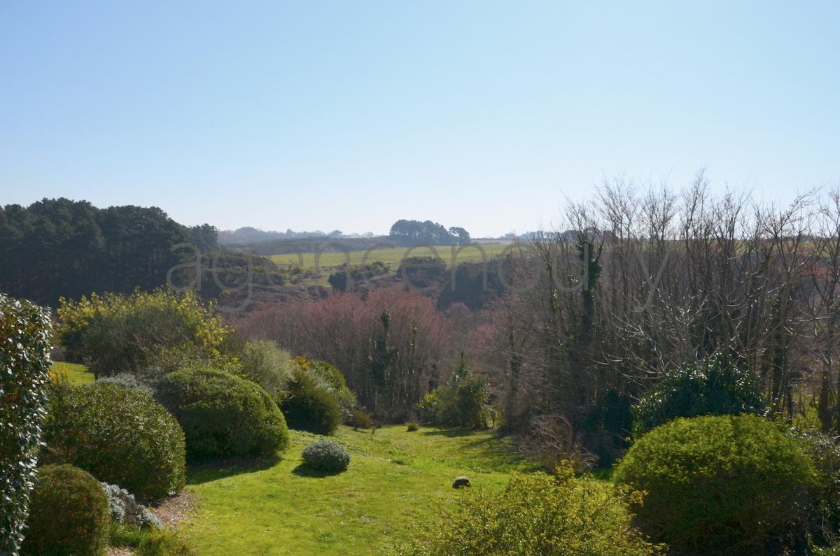 Nous avons �t� s�duits par la vue extr�mement d�gag�e qui laisse ici le regard porter au loin au-dessus d'un vallon.