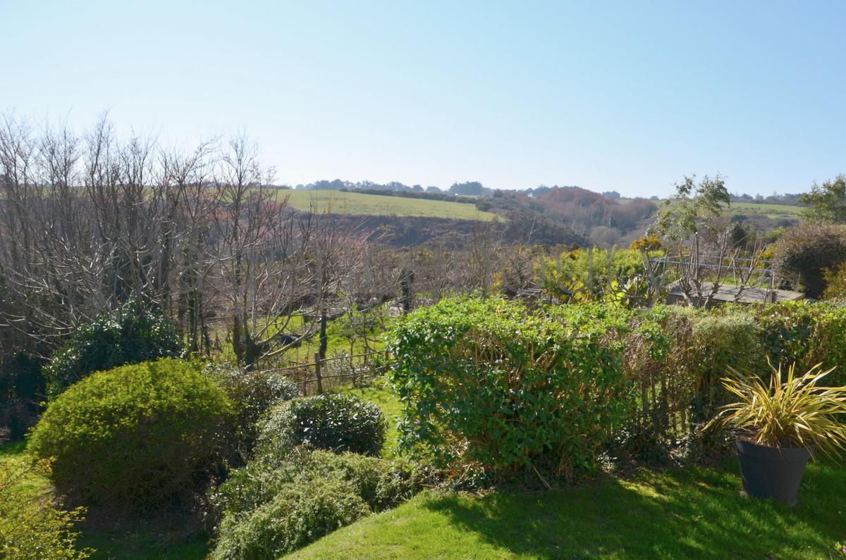 Nous avons �t� s�duits par la vue extr�mement d�gag�e qui laisse ici le regard porter au loin au-dessus d'un vallon.