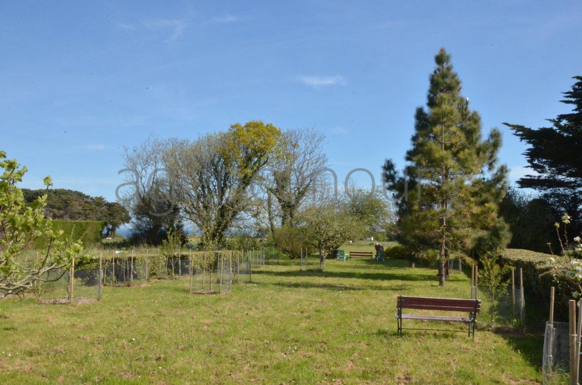 Ayant fait l'objet d'une importante r�novation, cette maison b�n�ficie de surcroit de jolies vues sur la baie de Quiberon...