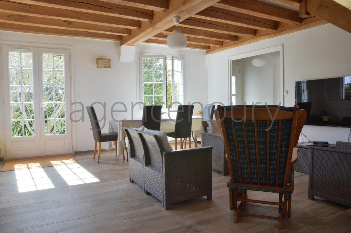 Ayant fait l'objet d'une importante r�novation, cette maison b�n�ficie de surcroit de jolies vues sur la baie de Quiberon...