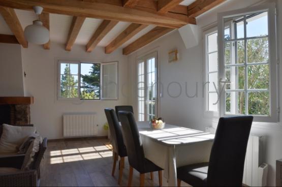 Ayant fait l'objet d'une importante r�novation, cette maison b�n�ficie de surcroit de jolies vues sur la baie de Quiberon...