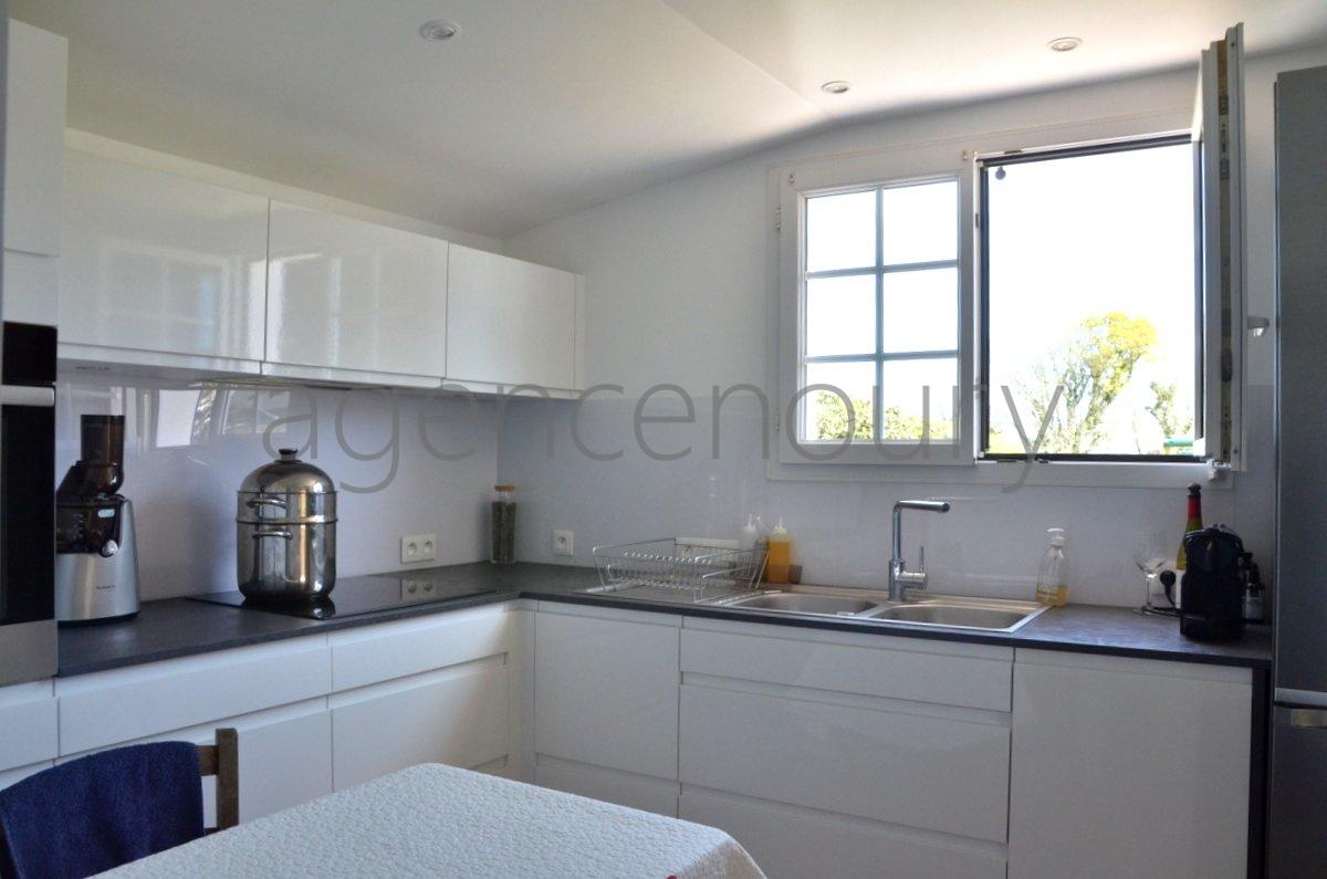 Ayant fait l'objet d'une importante r�novation, cette maison b�n�ficie de surcroit de jolies vues sur la baie de Quiberon...