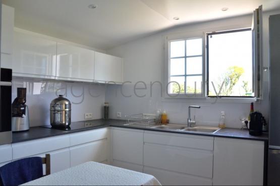 Ayant fait l'objet d'une importante r�novation, cette maison b�n�ficie de surcroit de jolies vues sur la baie de Quiberon...