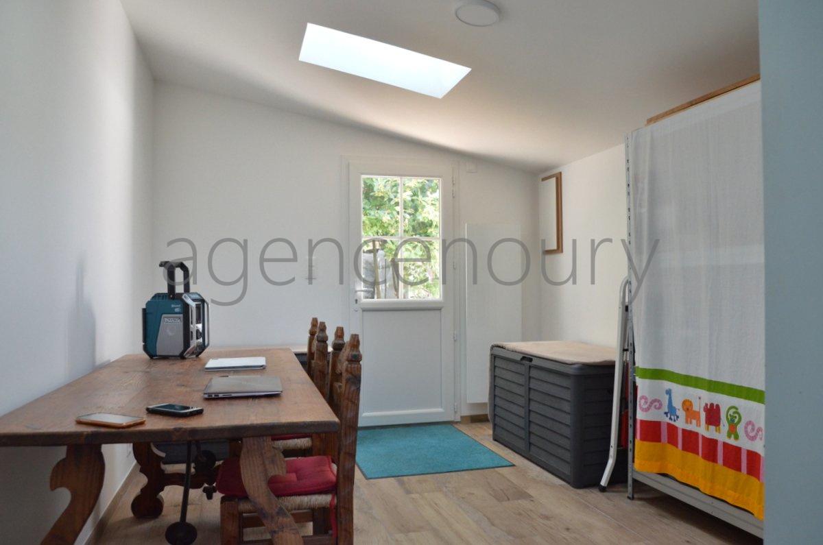 Ayant fait l'objet d'une importante r�novation, cette maison b�n�ficie de surcroit de jolies vues sur la baie de Quiberon...