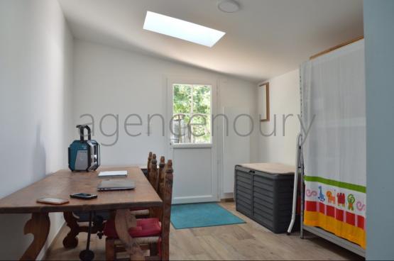 Ayant fait l'objet d'une importante r�novation, cette maison b�n�ficie de surcroit de jolies vues sur la baie de Quiberon...