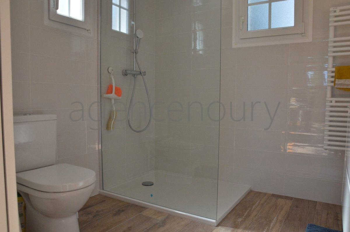 Ayant fait l'objet d'une importante r�novation, cette maison b�n�ficie de surcroit de jolies vues sur la baie de Quiberon...