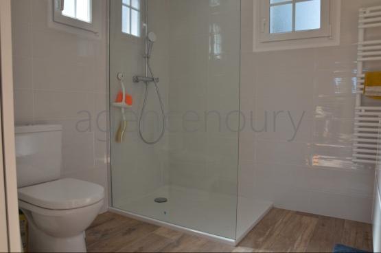 Ayant fait l'objet d'une importante r�novation, cette maison b�n�ficie de surcroit de jolies vues sur la baie de Quiberon...