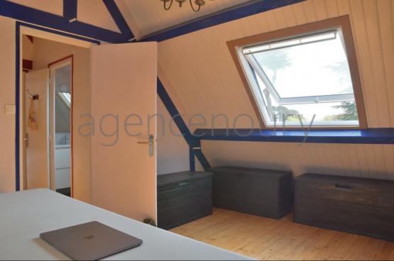 Ayant fait l'objet d'une importante r�novation, cette maison b�n�ficie de surcroit de jolies vues sur la baie de Quiberon...