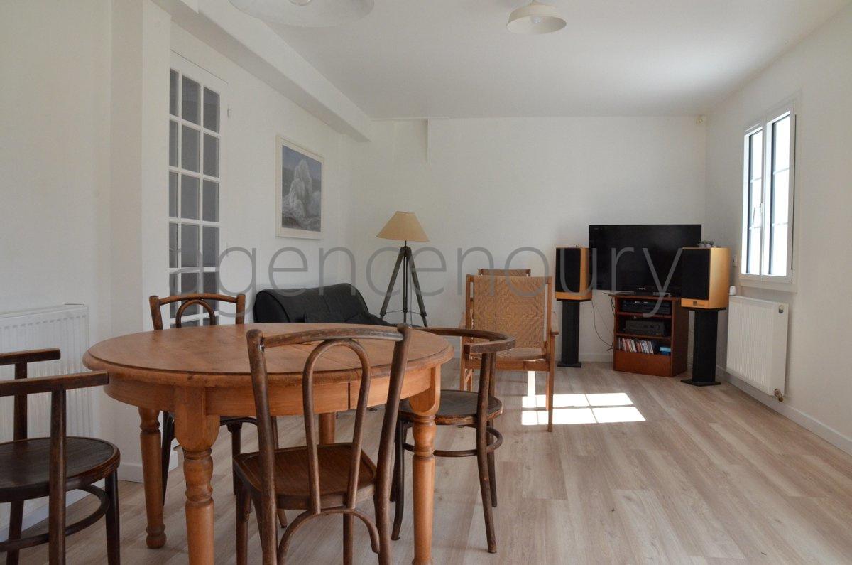 Vous �prouverez ici � la fois le plaisir de r�sider dans le bourg de Sauzon, et de b�n�ficier d�un environnement naturel, paisible, pratiquement sans vis-�-vis.