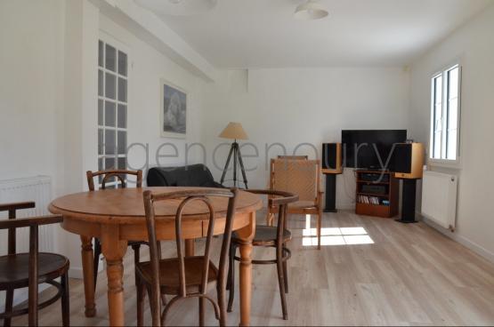 Vous �prouverez ici � la fois le plaisir de r�sider dans le bourg de Sauzon, et de b�n�ficier d�un environnement naturel, paisible, pratiquement sans vis-�-vis.