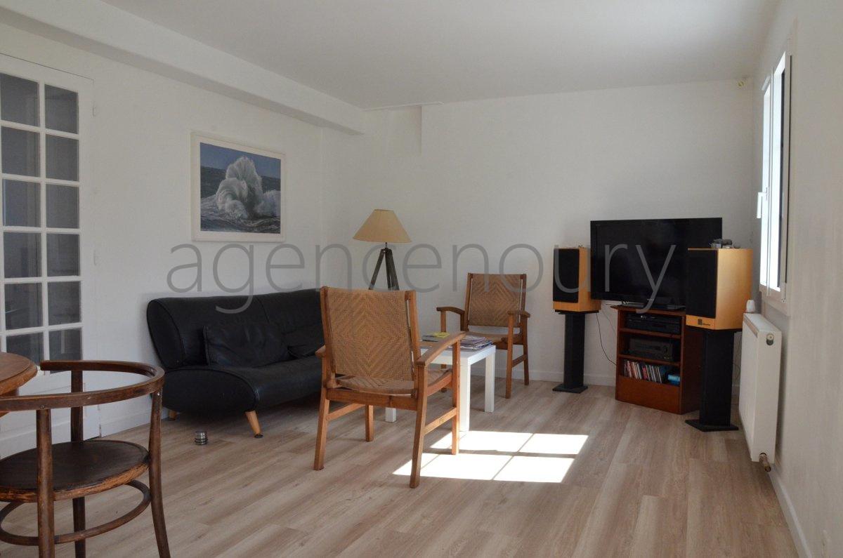 Vous �prouverez ici � la fois le plaisir de r�sider dans le bourg de Sauzon, et de b�n�ficier d�un environnement naturel, paisible, pratiquement sans vis-�-vis.