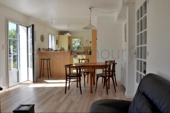 Vous �prouverez ici � la fois le plaisir de r�sider dans le bourg de Sauzon, et de b�n�ficier d�un environnement naturel, paisible, pratiquement sans vis-�-vis.