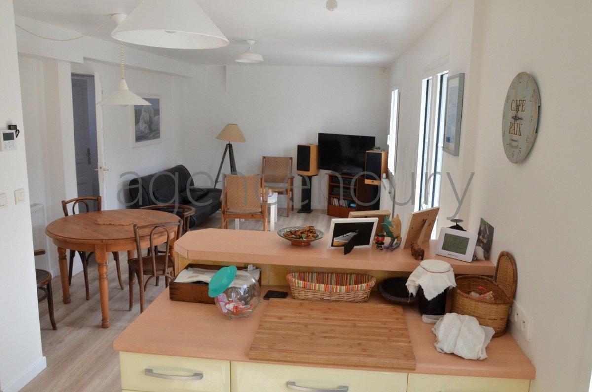 Vous �prouverez ici � la fois le plaisir de r�sider dans le bourg de Sauzon, et de b�n�ficier d�un environnement naturel, paisible, pratiquement sans vis-�-vis.