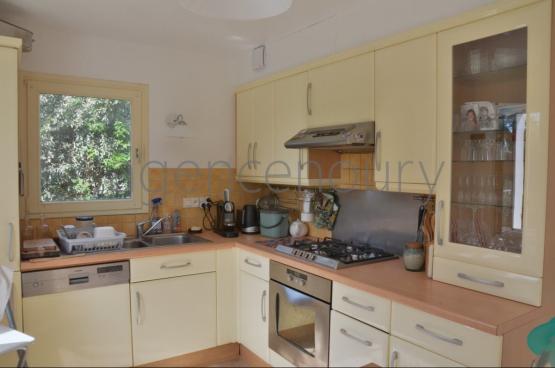 Vous �prouverez ici � la fois le plaisir de r�sider dans le bourg de Sauzon, et de b�n�ficier d�un environnement naturel, paisible, pratiquement sans vis-�-vis.