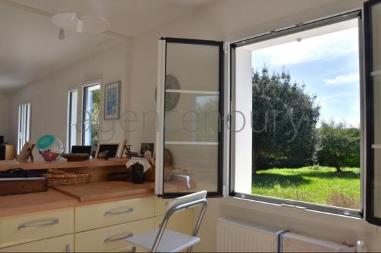 Vous �prouverez ici � la fois le plaisir de r�sider dans le bourg de Sauzon, et de b�n�ficier d�un environnement naturel, paisible, pratiquement sans vis-�-vis.