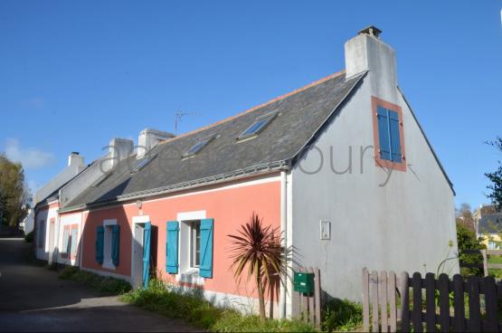 Pleine de caractre, cette jolie maison ancienne de 1856, aux pais murs de pierre, domine les toits de Sauzon. 