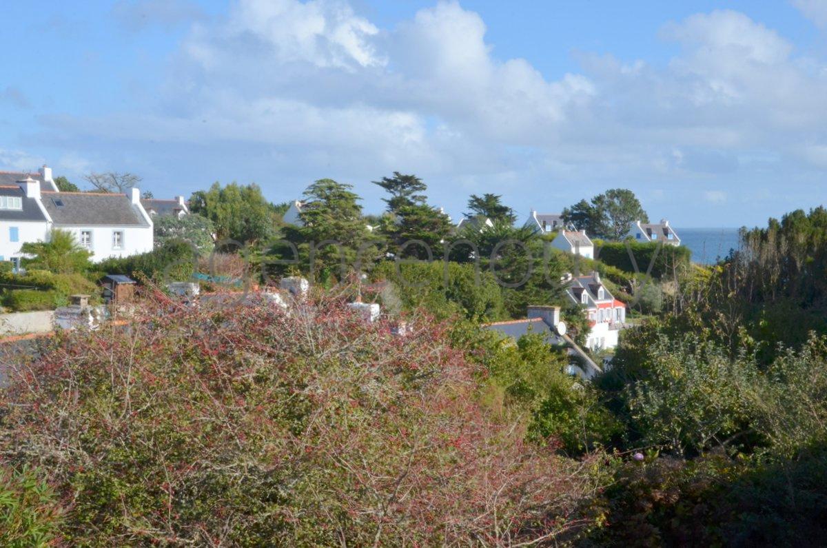 Pleine de caractre, cette jolie maison ancienne de 1856, aux pais murs de pierre, domine les toits de Sauzon. 