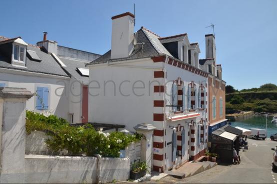 Cette maison de p�cheur du XIX�me si�cle est situ�e � trente m�tres de l'entr�e du port.