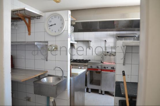 Cette maison de p�cheur du XIX�me si�cle est situ�e � trente m�tres de l'entr�e du port.