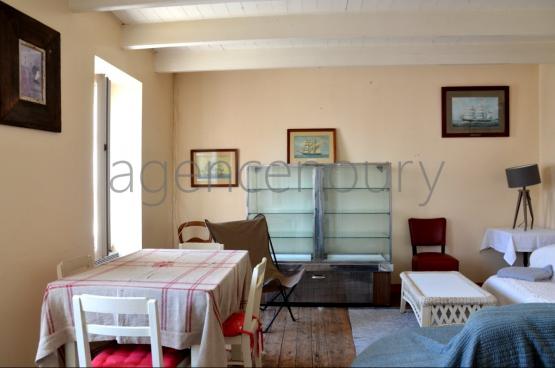 Cette maison de p�cheur du XIX�me si�cle est situ�e � trente m�tres de l'entr�e du port.