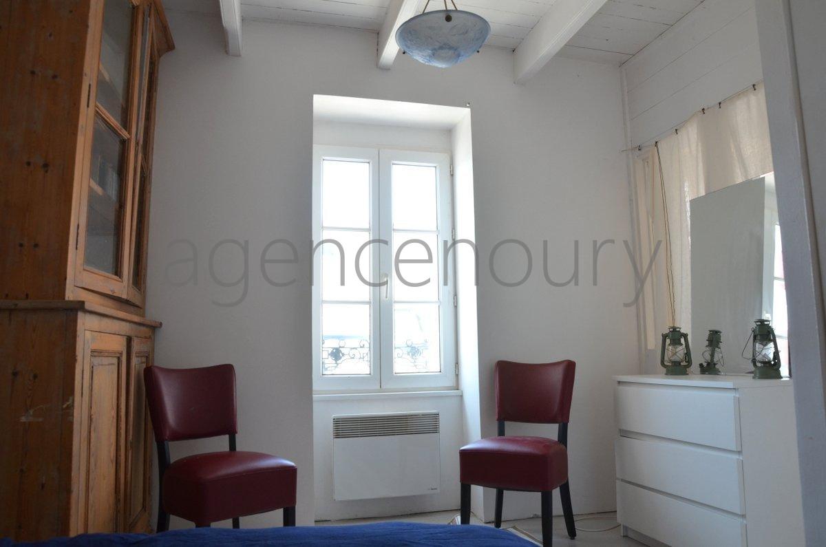 Cette maison de p�cheur du XIX�me si�cle est situ�e � vingt m�tres de l'entr�e du port.