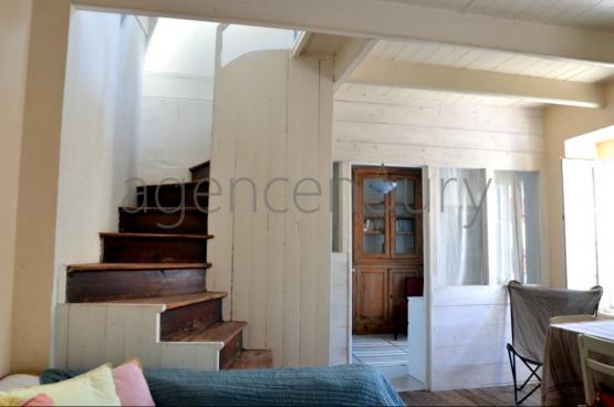 Cette maison de p�cheur du XIX�me si�cle est situ�e � trente m�tres de l'entr�e du port.