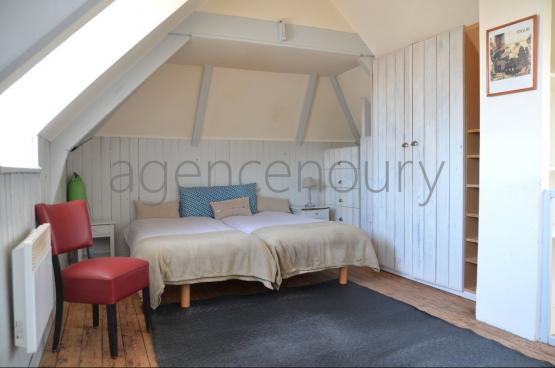 Cette maison de p�cheur du XIX�me si�cle est situ�e � trente m�tres de l'entr�e du port.