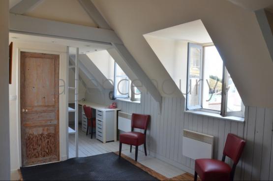 Cette maison de p�cheur du XIX�me si�cle est situ�e � trente m�tres de l'entr�e du port.