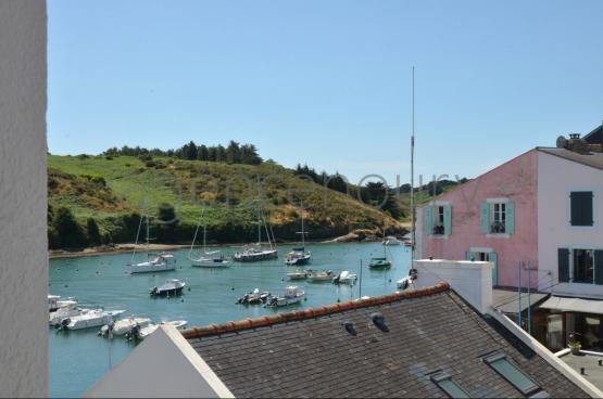 Cette maison de p�cheur du XIX�me si�cle est situ�e � trente m�tres de l'entr�e du port.