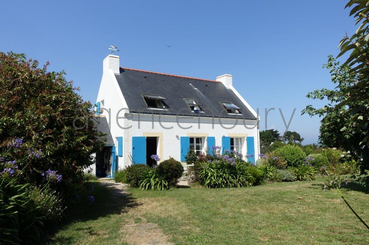 Dominant la mer, au bout d'une impasse, au dessus du port de Sauzon...