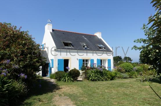 Dominant la mer, au bout d'une impasse, au dessus du port de Sauzon...