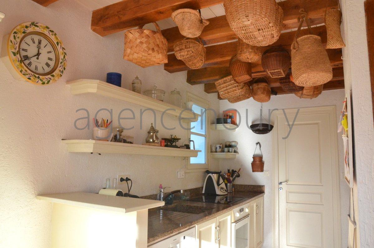 Dominant la mer, au bout d'une impasse, au dessus du port de Sauzon...